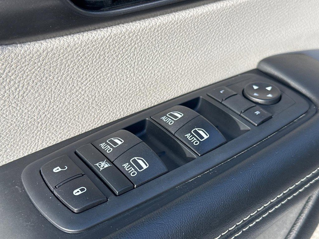 Used 2020 Chrysler Pacifica Touring-L Plus w/ Tire & Wheel Group FWD image 23