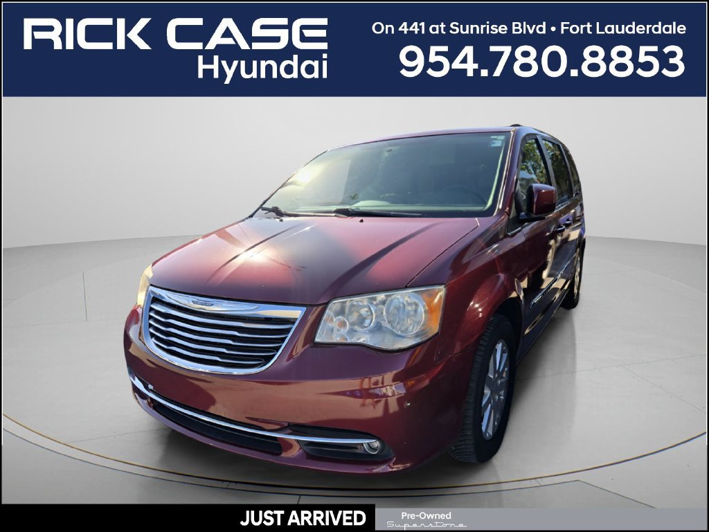 Used 2015 Chrysler Town & Country Touring FWD image 1