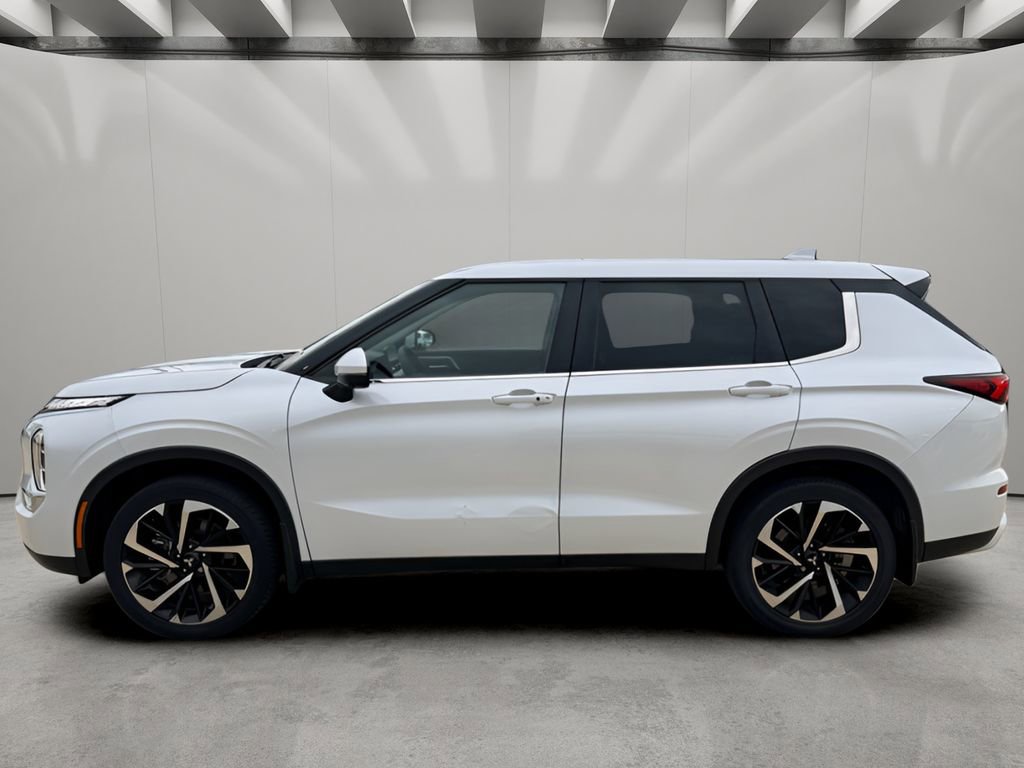 Used 2023 Mitsubishi Outlander SE FWD image 2