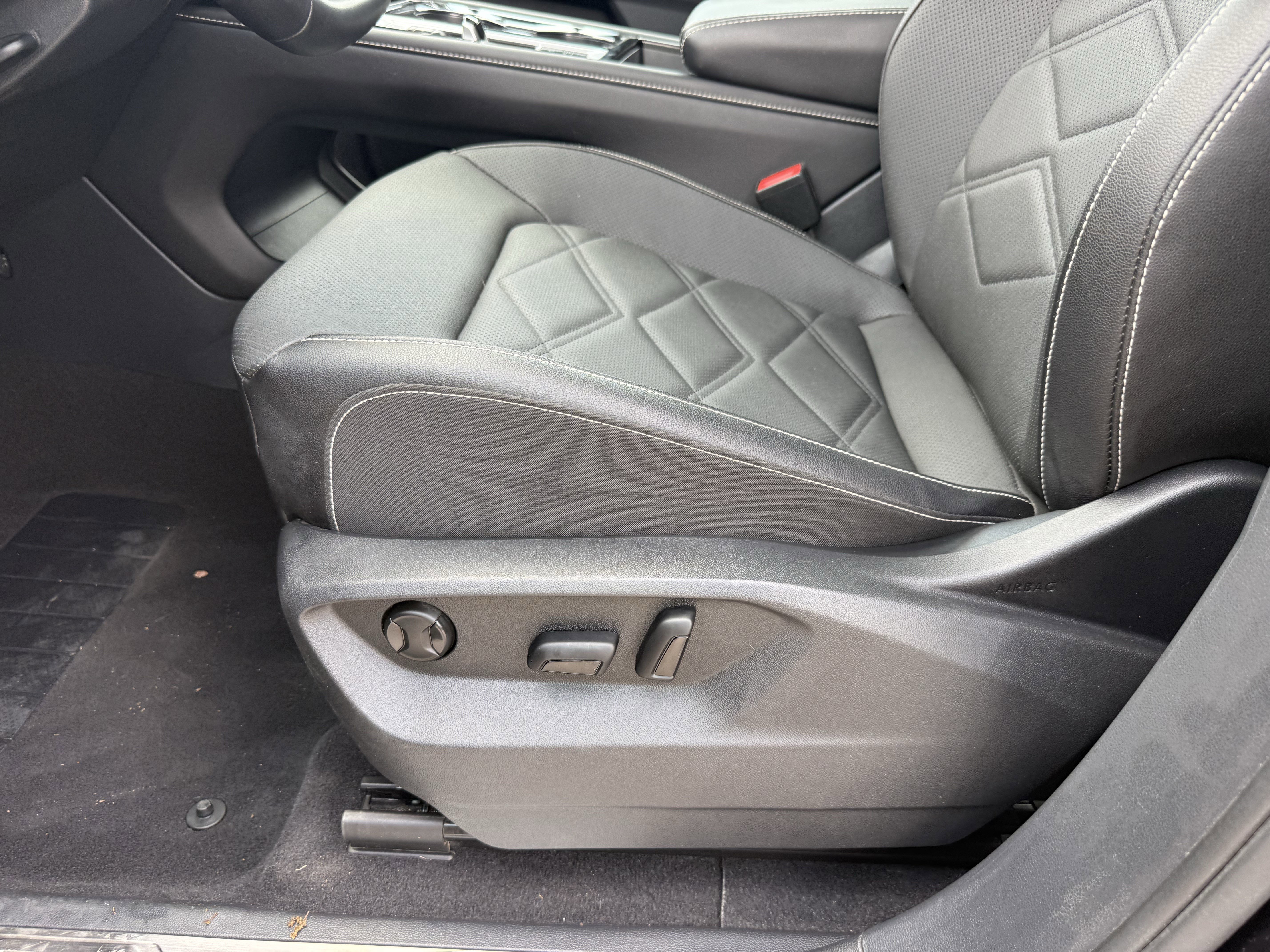 Used 2025 Volkswagen Atlas SE image 29