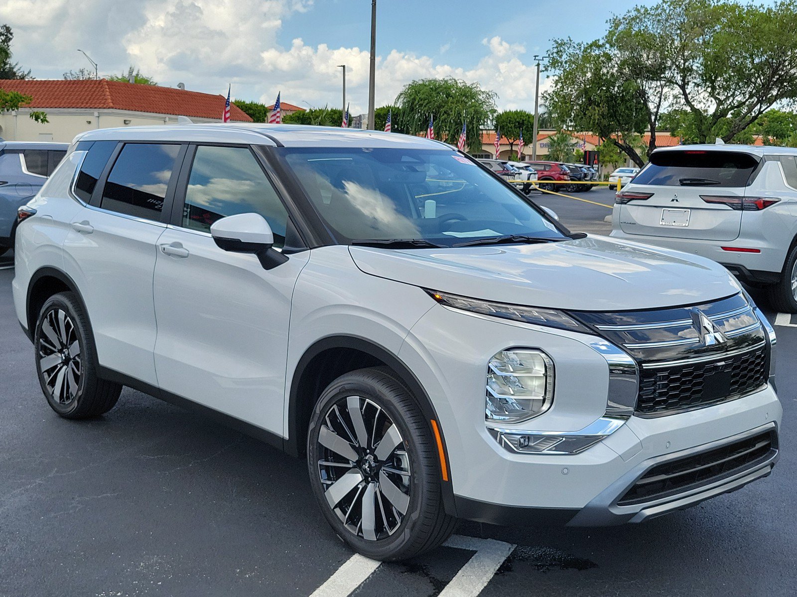 New 2026 Mitsubishi Outlander SE FWD image 3