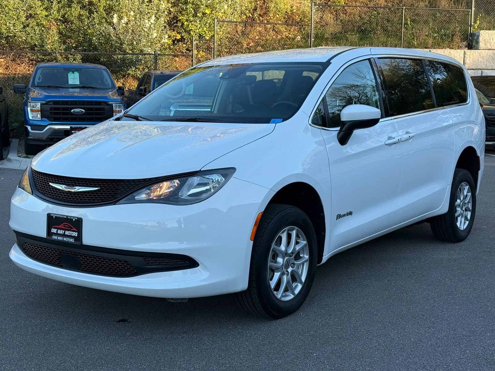 Used 2023 Chrysler Voyager LX FWD image 1