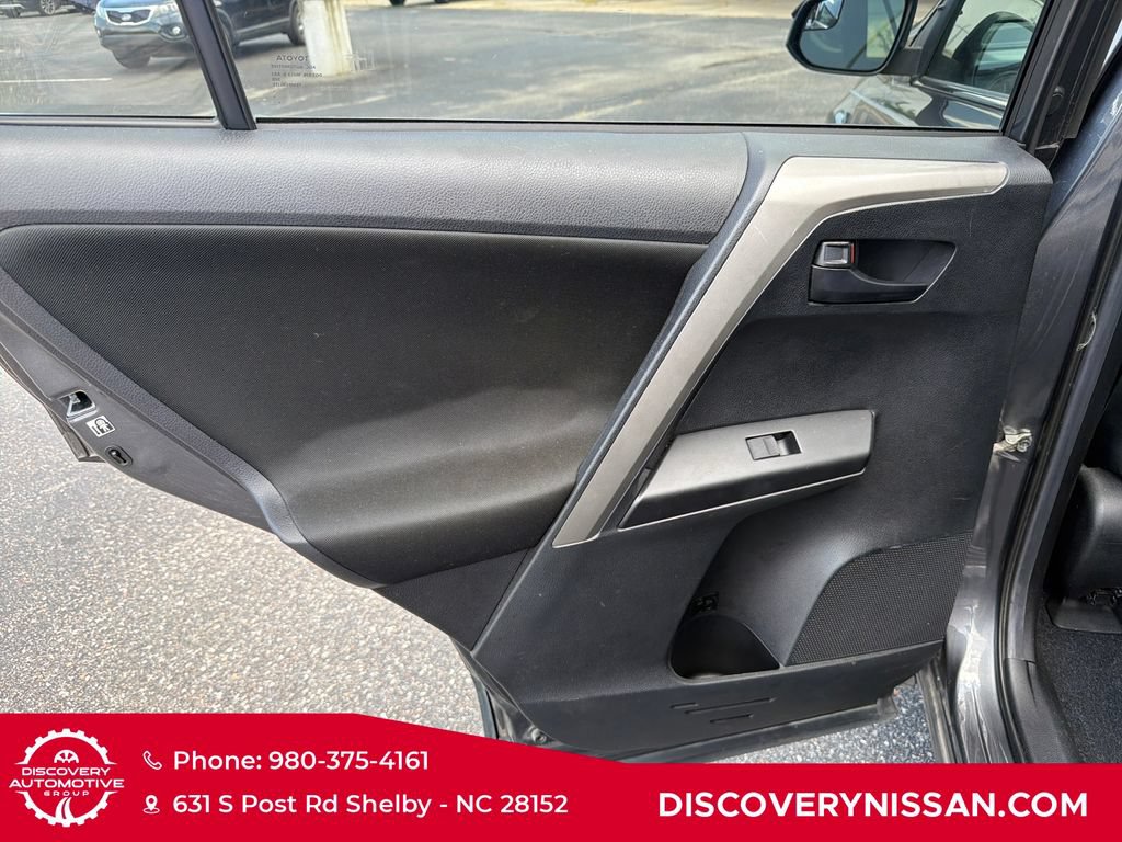 Used 2018 Toyota RAV4 LE FWD image 30