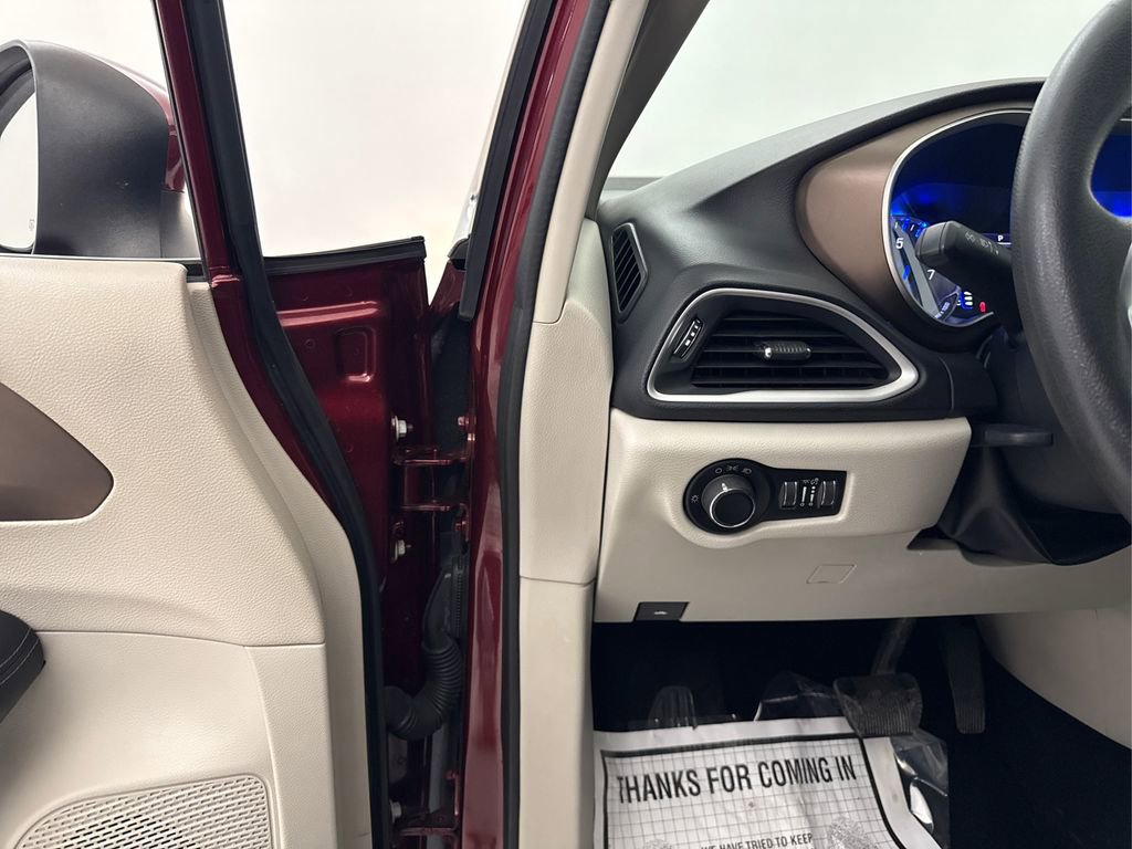Used 2018 Chrysler Pacifica LX FWD image 38