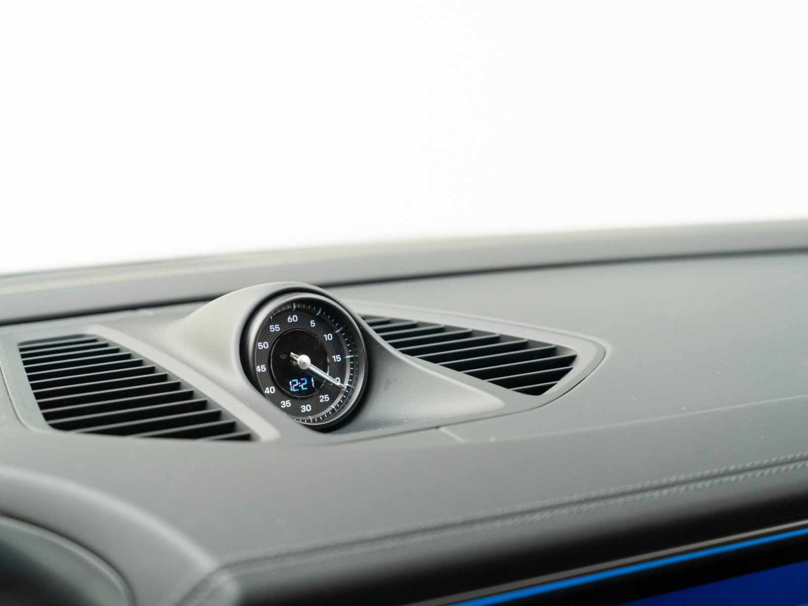 Certified 2025 Porsche Macan Electric image 25