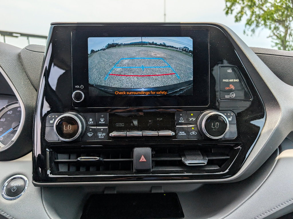 Used 2023 Toyota Highlander XLE AWD/4WD image 26