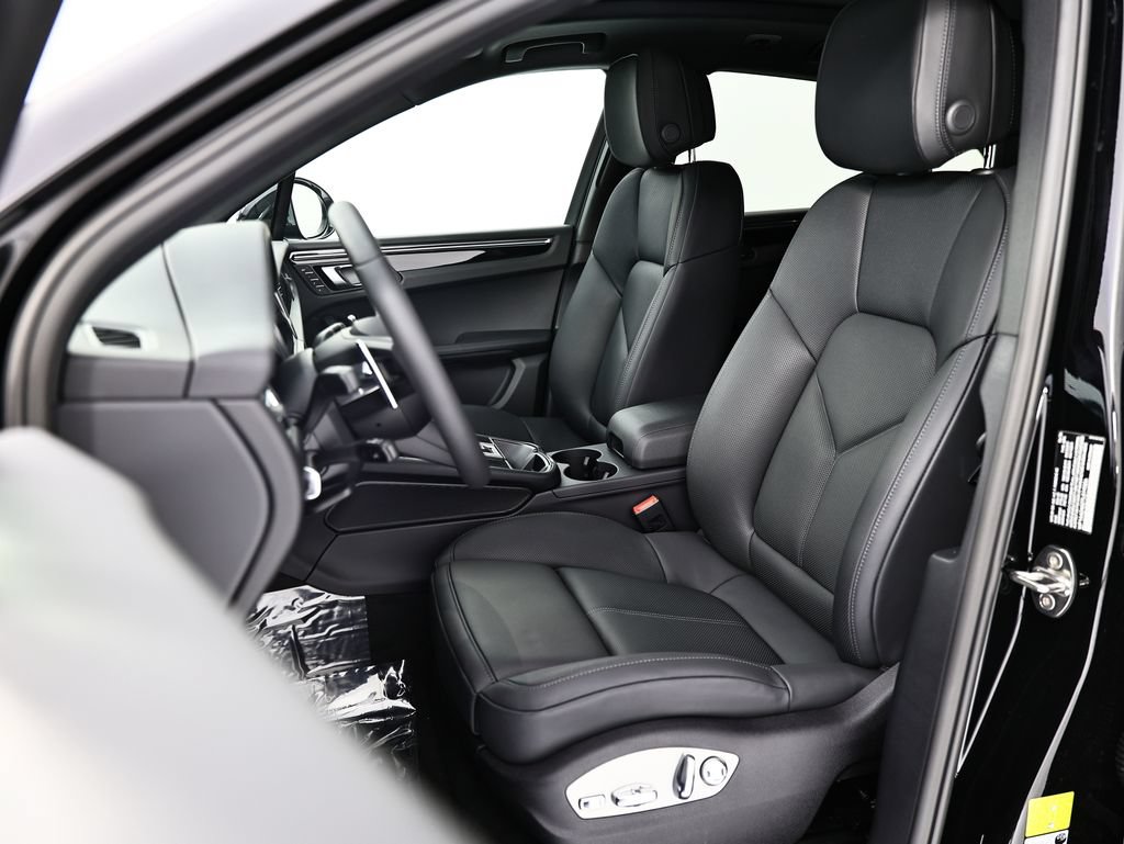 New 2026 Porsche Macan AWD/4WD image 5