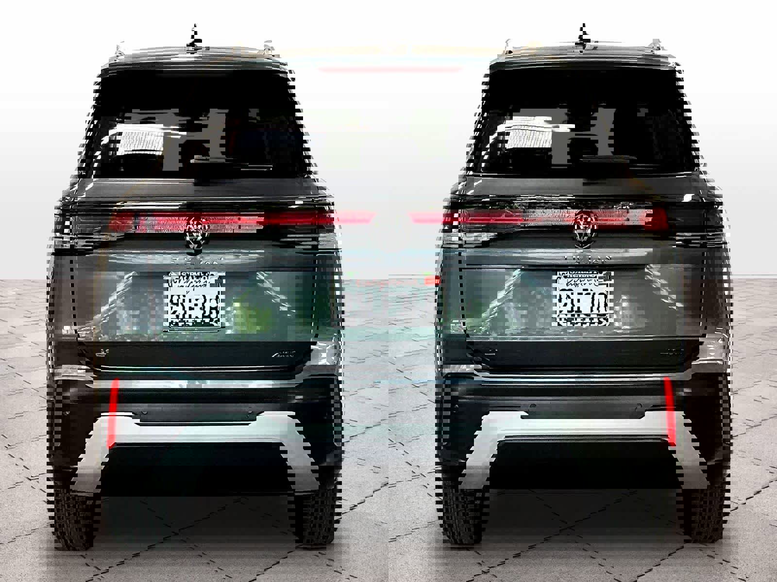 Used 2025 Volkswagen Tiguan SE w/ Panoramic Sunroof Package image 6