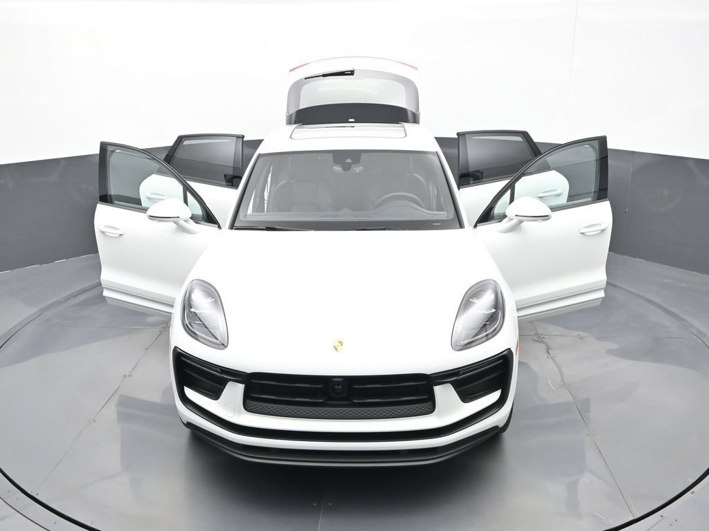 Certified 2025 Porsche Macan AWD/4WD image 32