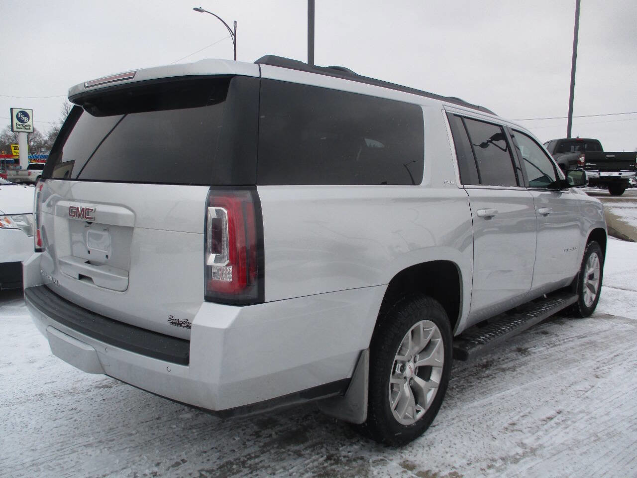 Used 2018 GMC Yukon XL SLE w/ SLE Value Package image 6