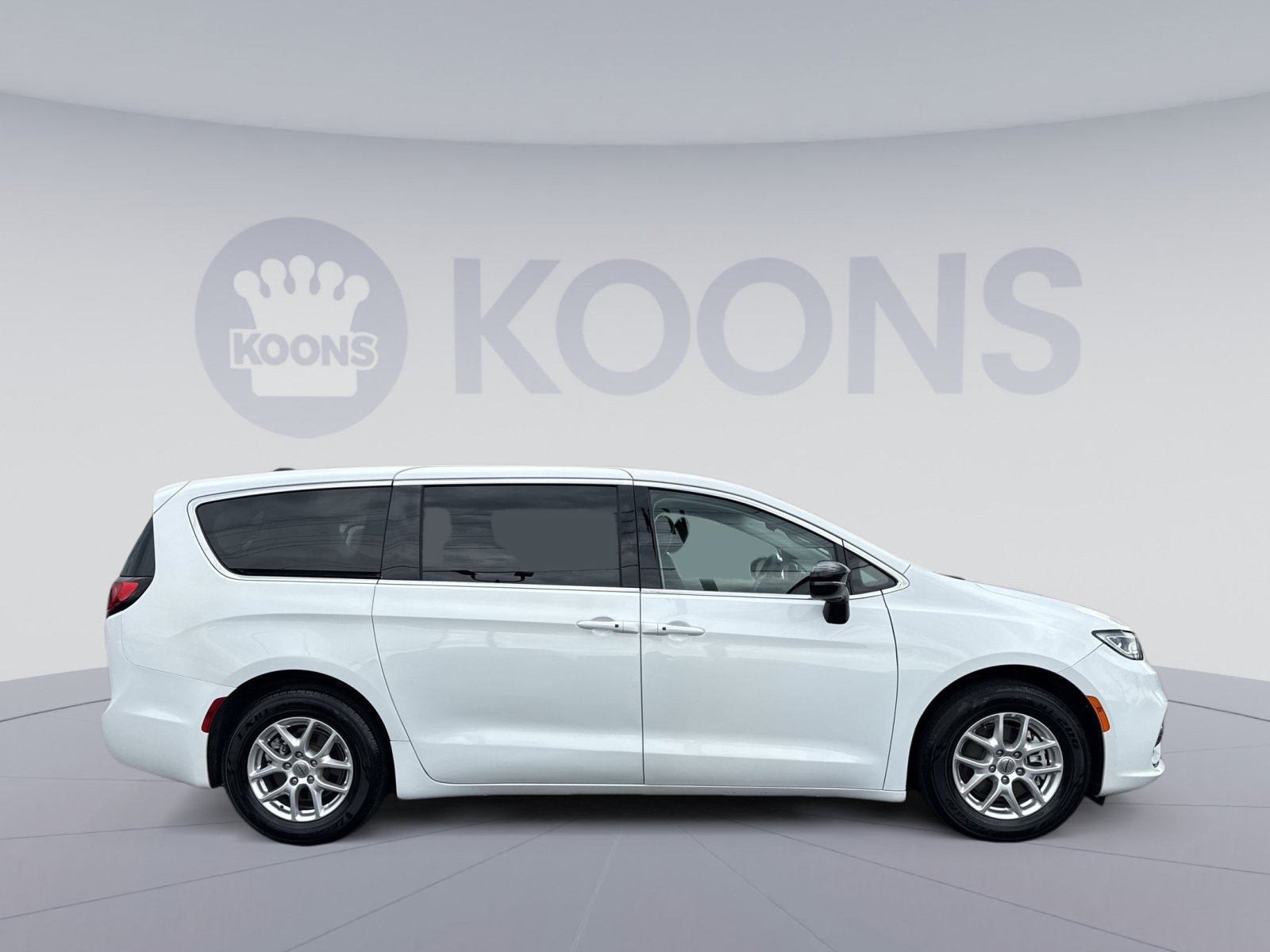Used 2024 Chrysler Pacifica Touring-L FWD image 8