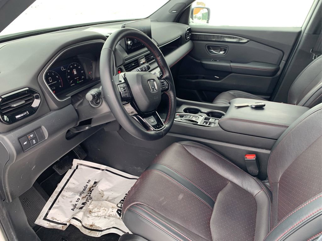 Used 2025 Honda Pilot Black Edition image 9