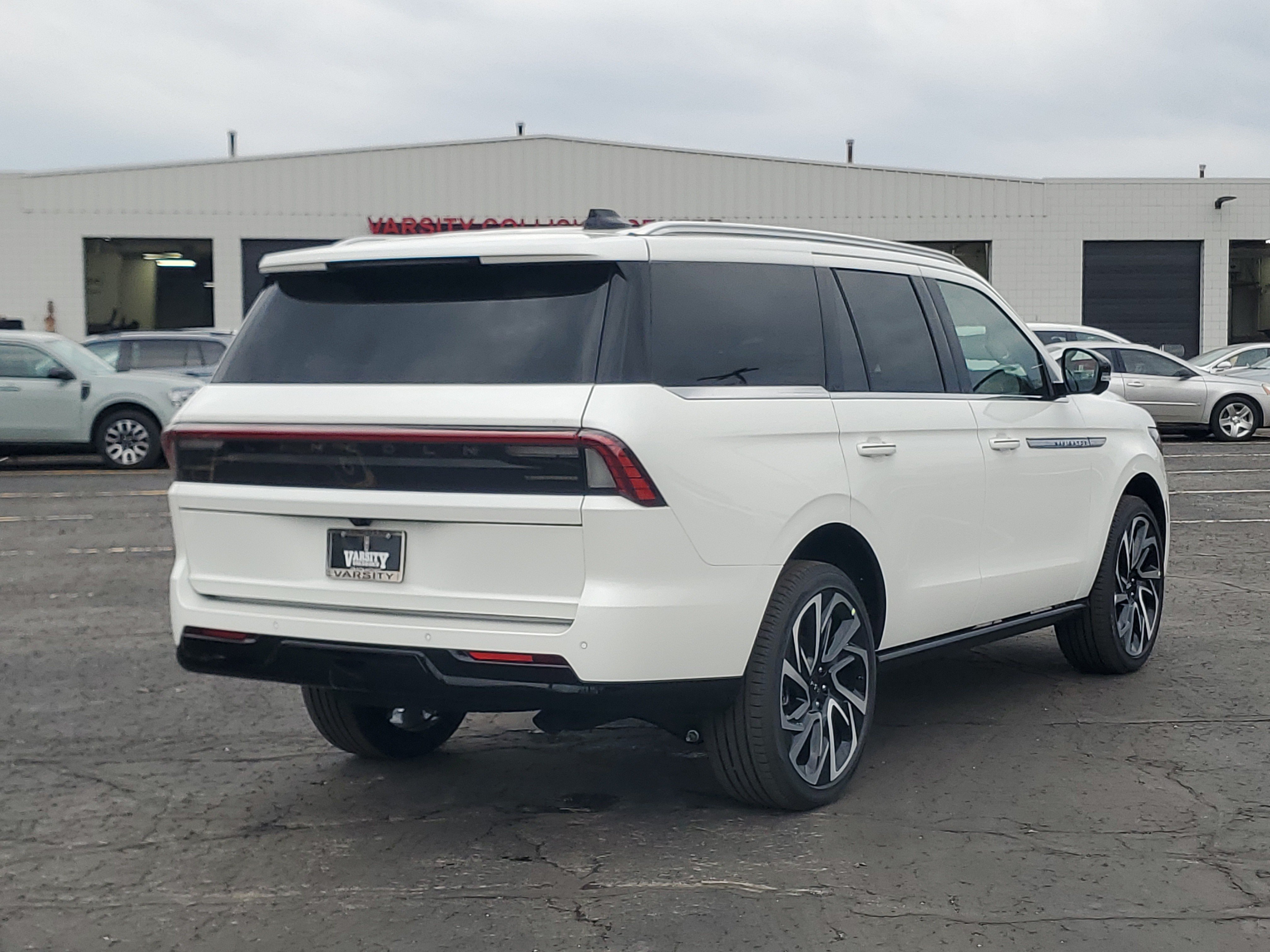 New 2026 Lincoln Navigator Reserve AWD/4WD image 4