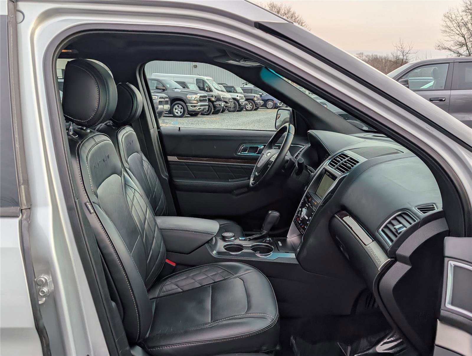 Used 2017 Ford Explorer Platinum image 11