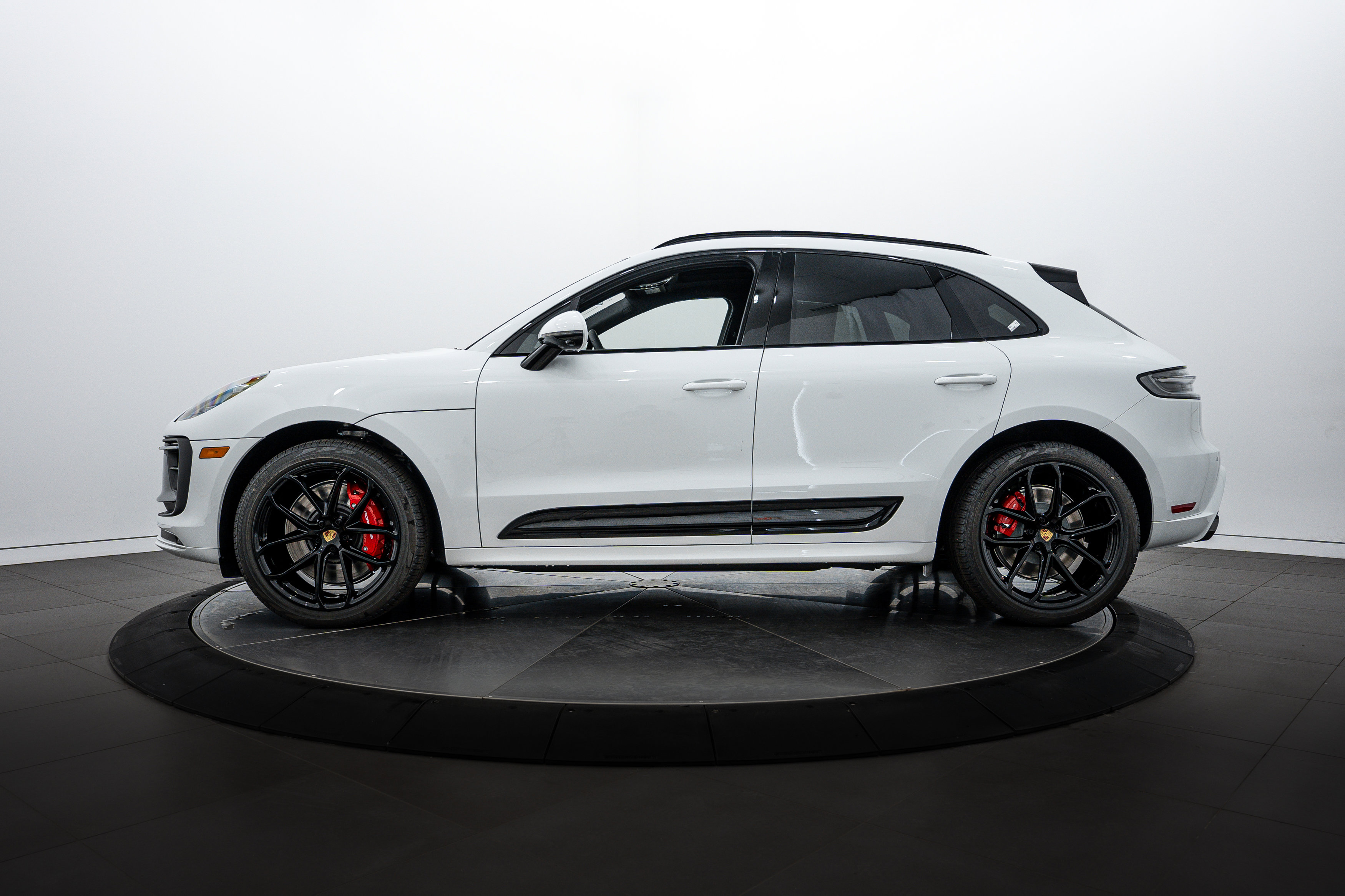 New 2026 Porsche Macan GTS image 2