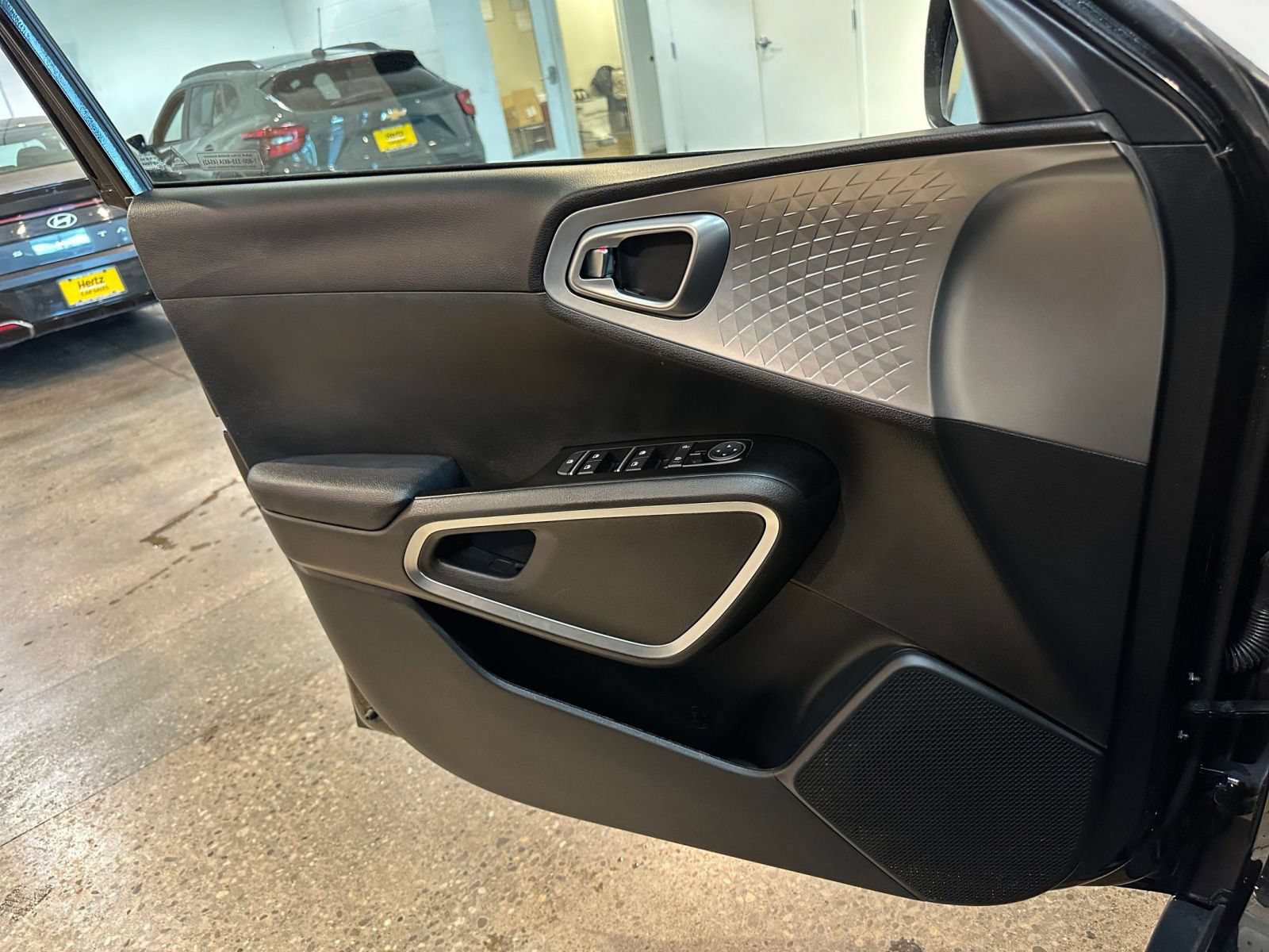 Used 2025 Kia Soul LX w/ LX Technology Package FWD image 18