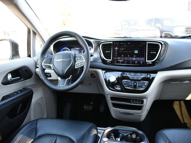 Used 2024 Chrysler Pacifica Touring-L image 24