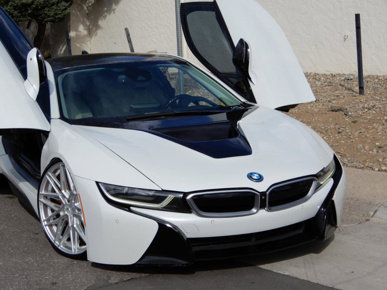 Used 2017 BMW i8 Coupe image 2