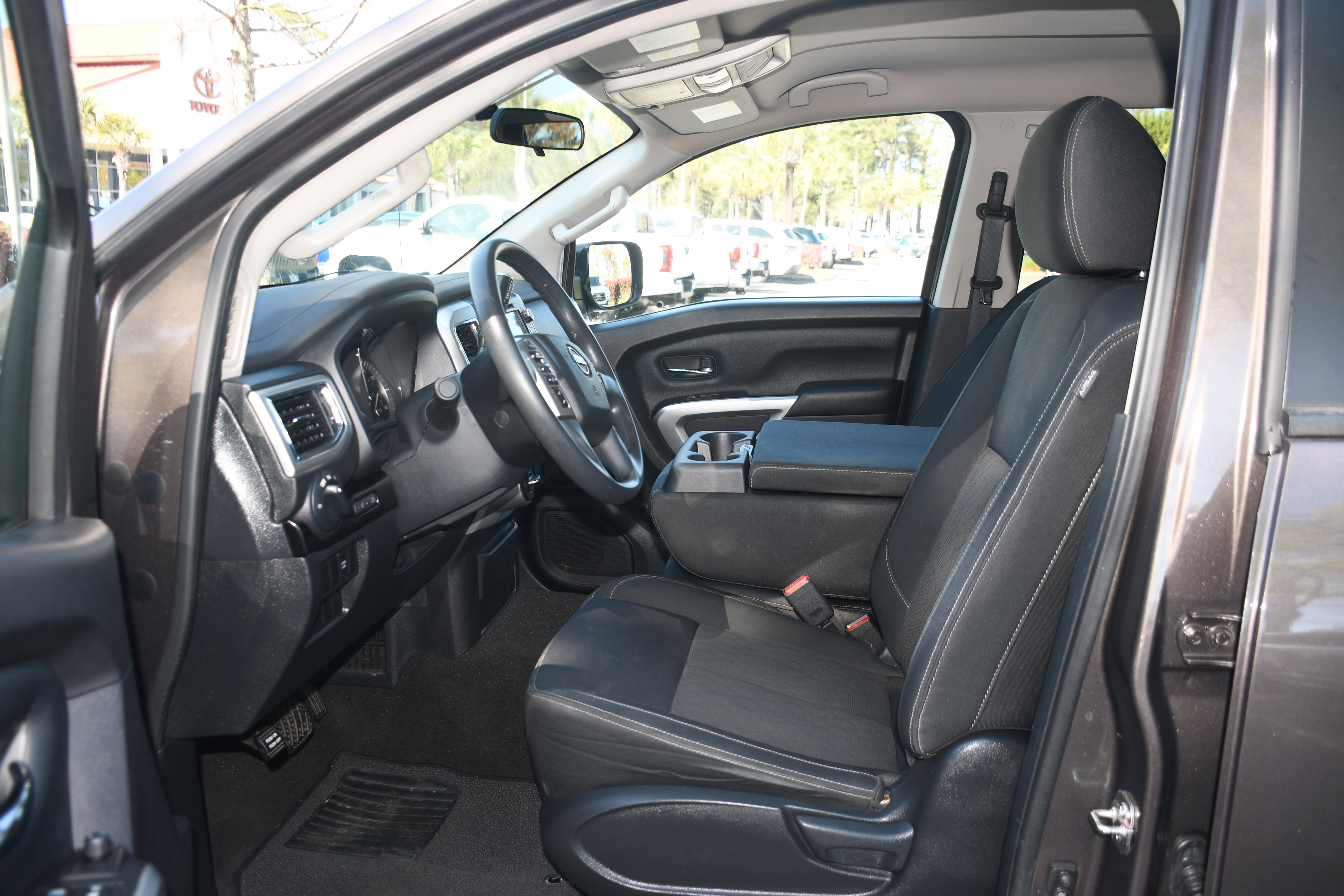 Used 2019 Nissan Titan SV image 7