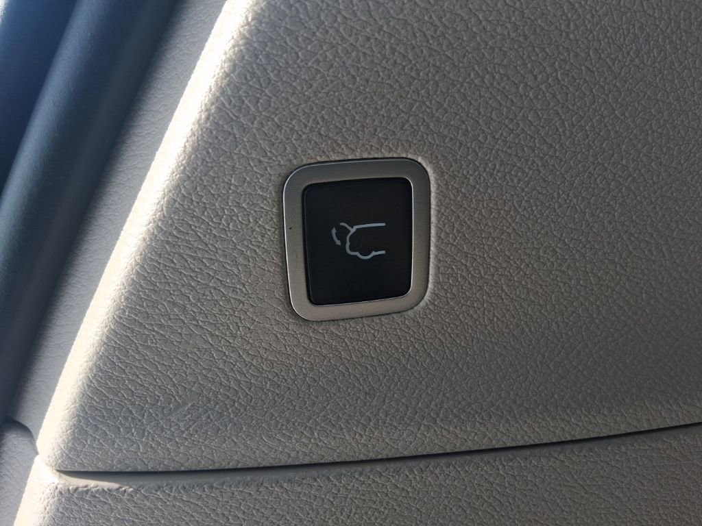 Used 2023 Chrysler Pacifica Touring-L image 14