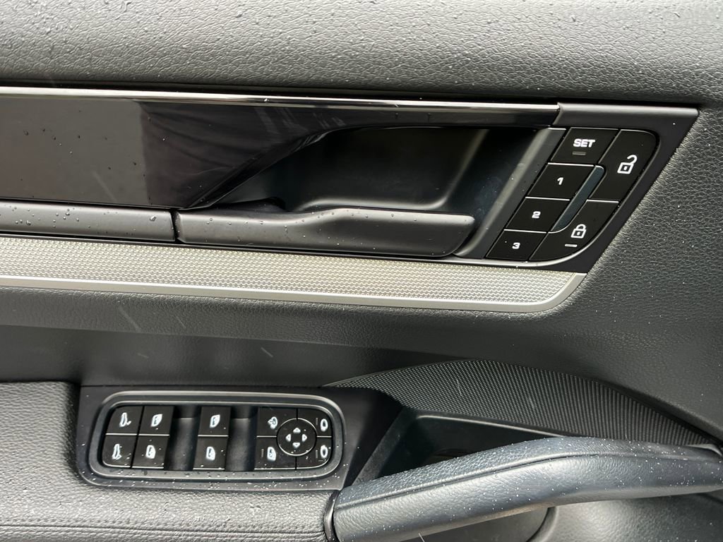 Used 2024 Porsche Cayenne AWD/4WD image 12