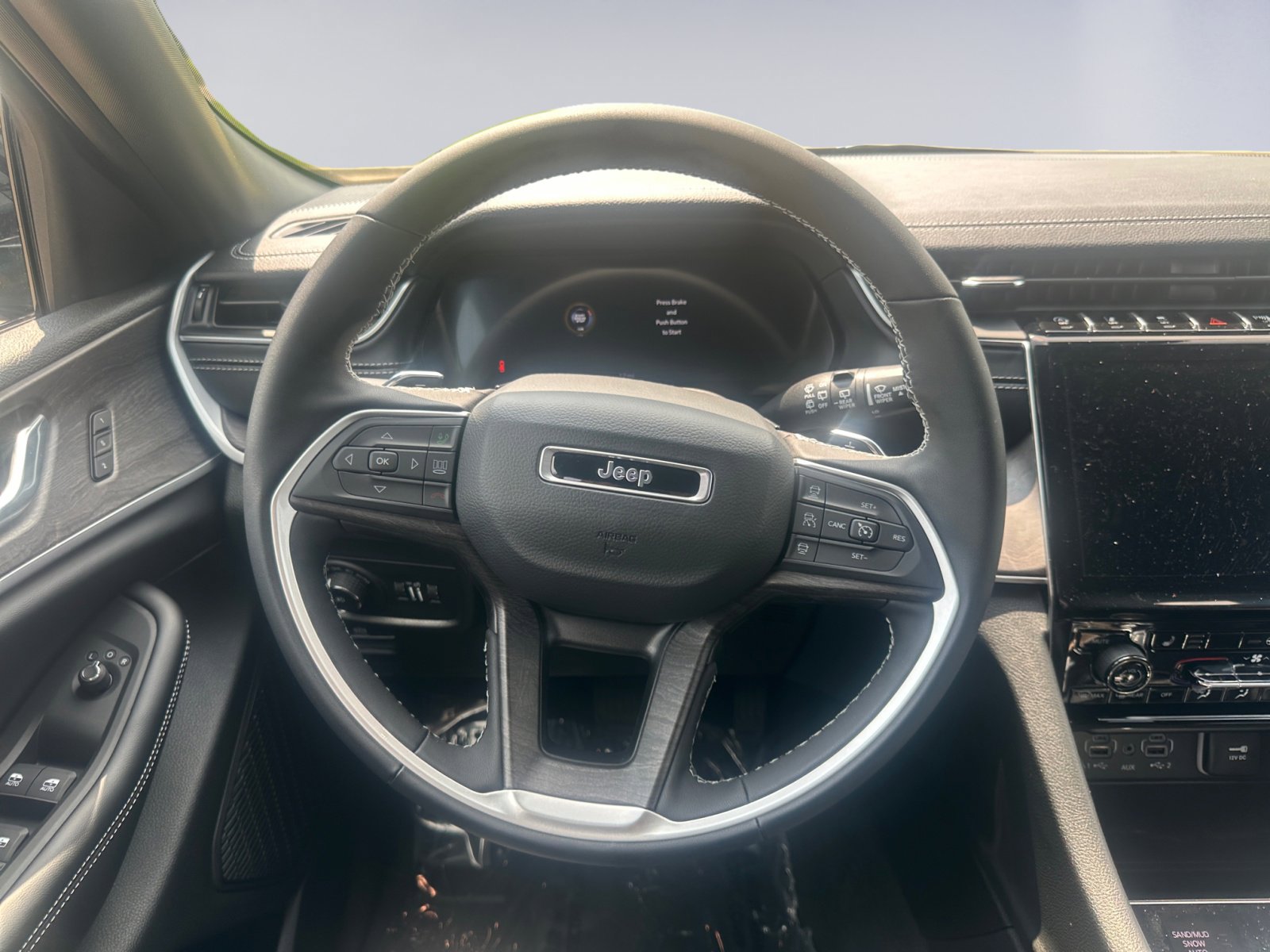 New 2025 Jeep Grand Cherokee Limited w/ Black Appearance Package image 12