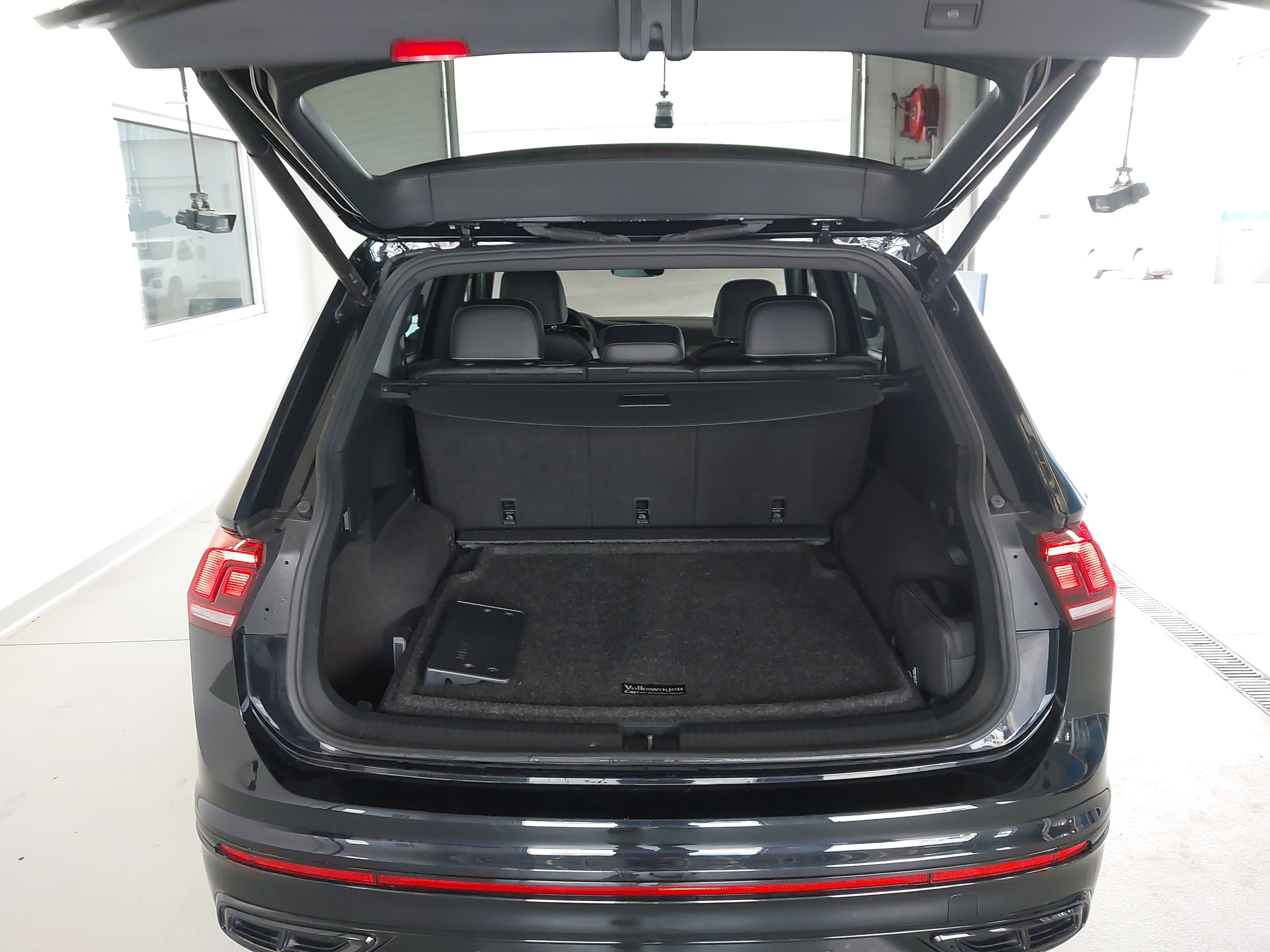 Used 2022 Volkswagen Tiguan SE R-Line image 26