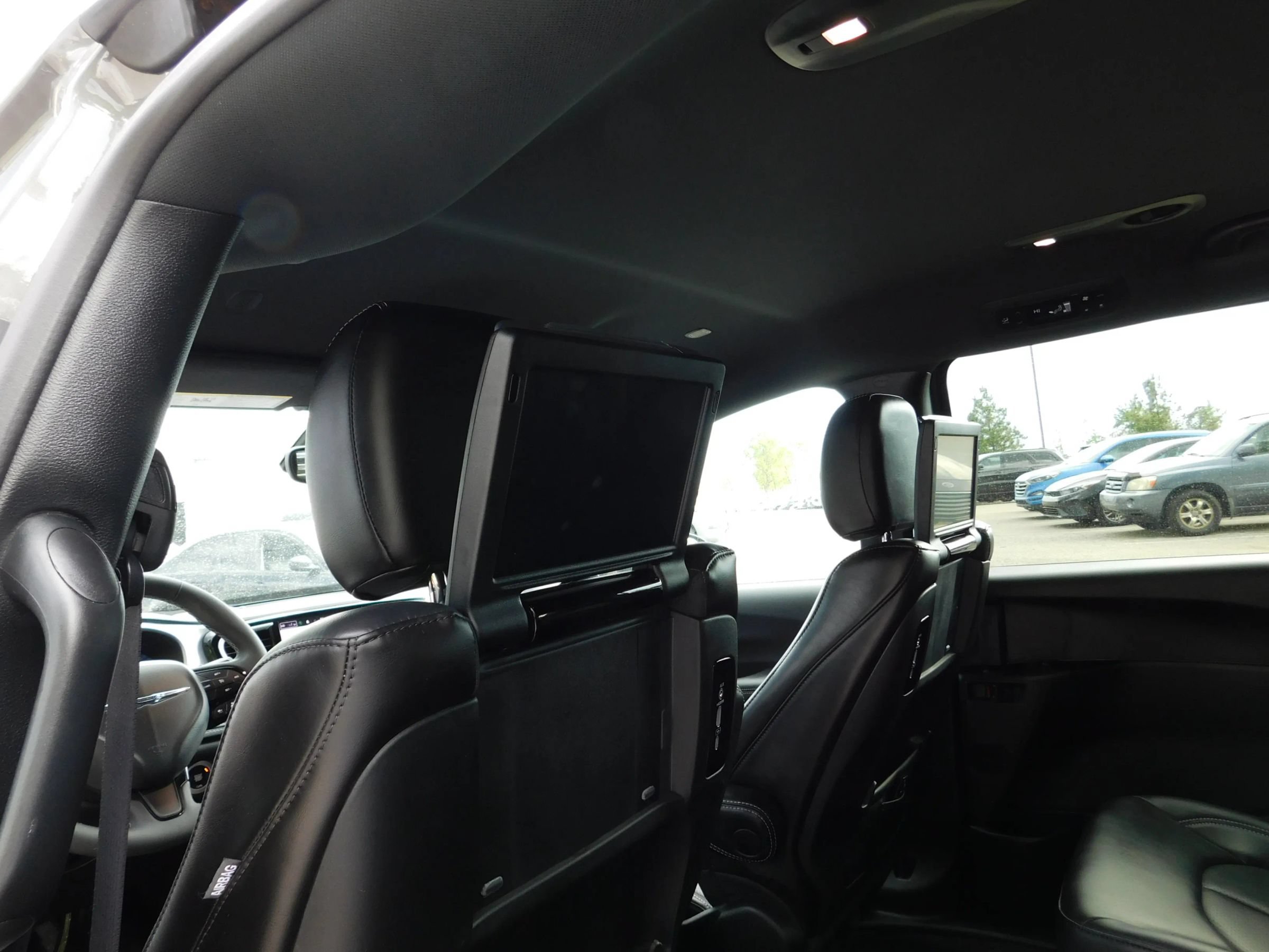 Used 2023 Chrysler Pacifica Touring-L w/ Uconnect Theater Family Group FWD image 15