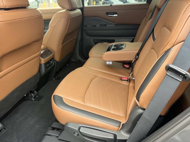 Used 2024 Nissan Pathfinder Platinum w/ Cargo Package AWD/4WD image 12