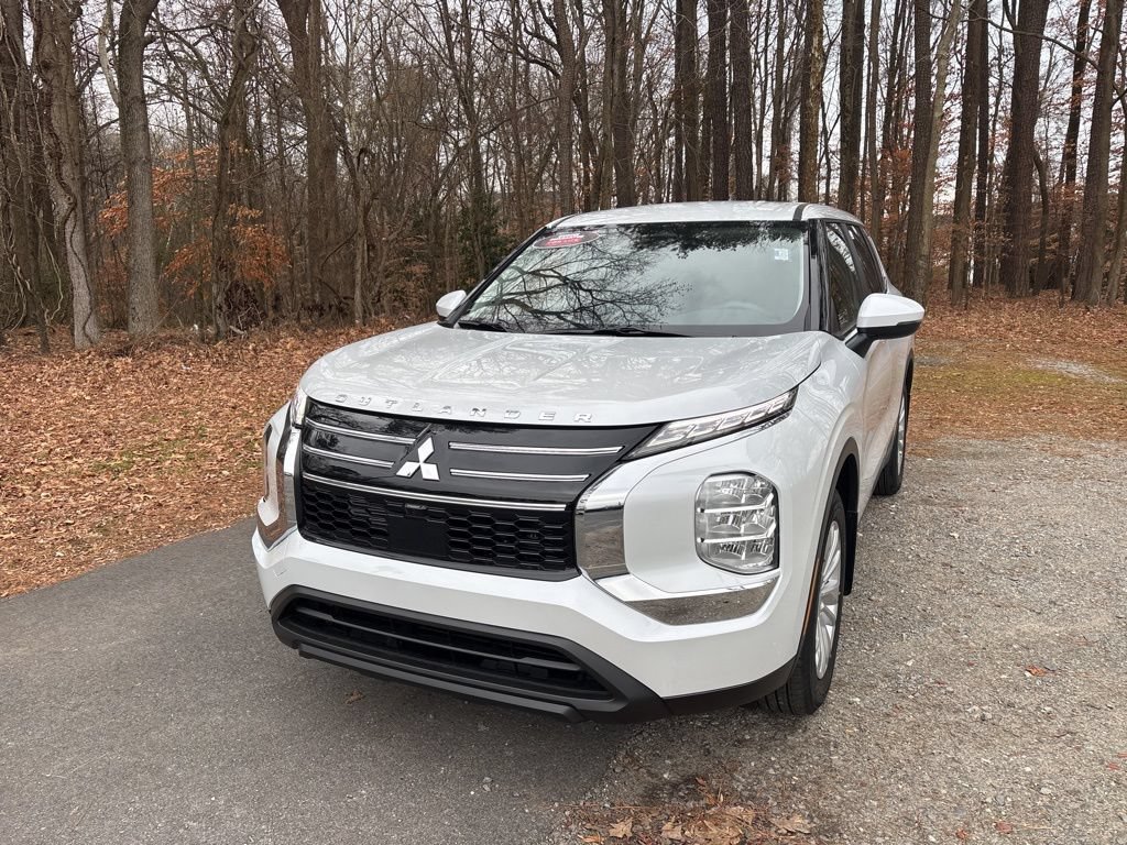 New 2026 Mitsubishi Outlander ES FWD image 2