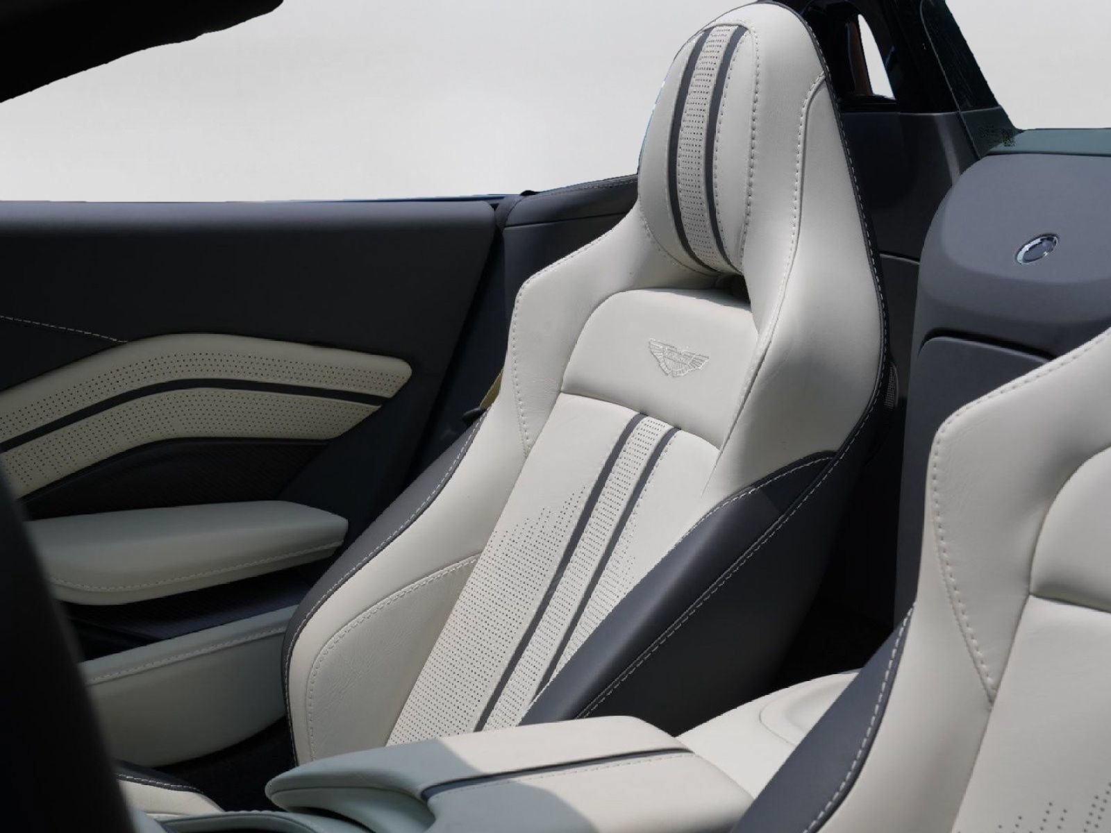 Used 2023 Aston Martin V8 Vantage Roadster RWD image 12