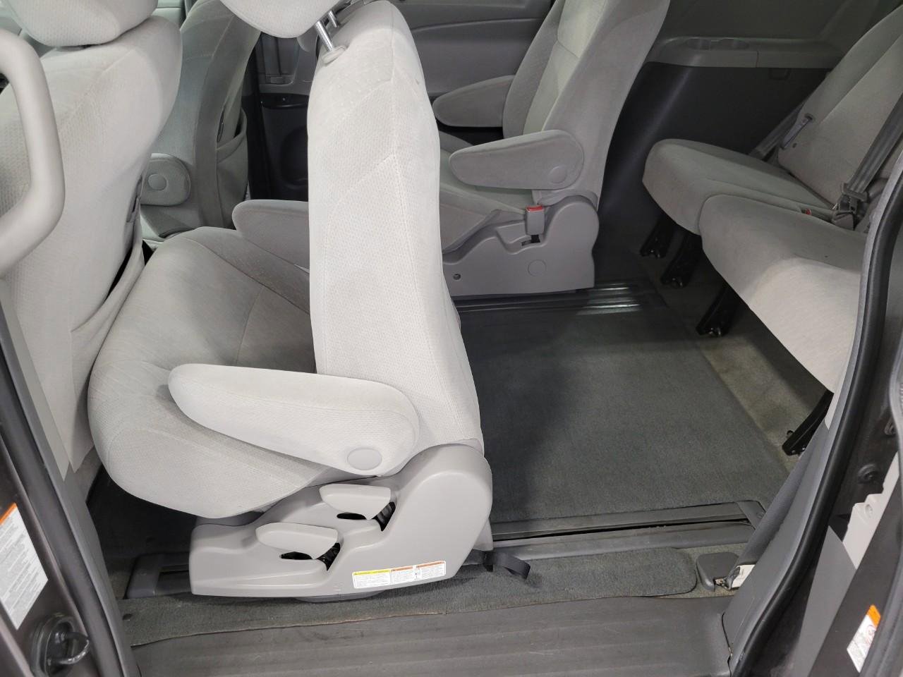 Used 2016 Toyota Sienna LE FWD image 24