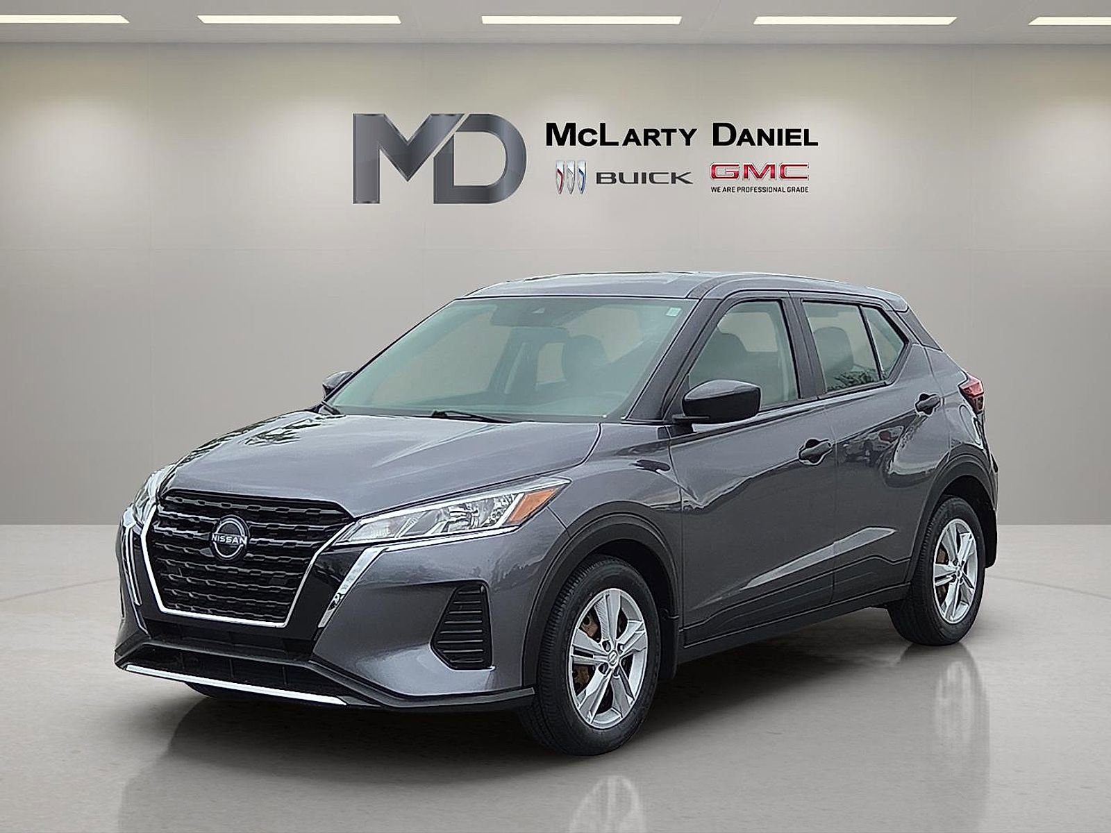 Used 2023 Nissan Kicks S FWD image 2
