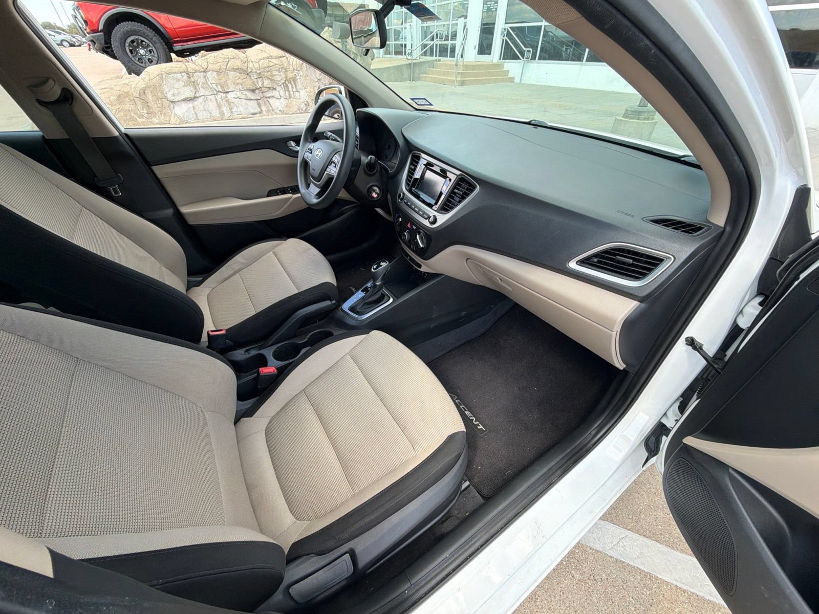 Used 2020 Hyundai Accent SE w/ Cargo Package FWD image 13