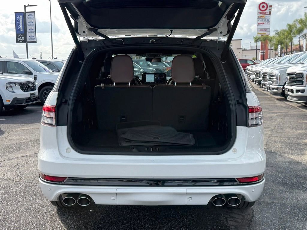 Used 2025 Lincoln Aviator Reserve w/ Equipment Group 201A image 11