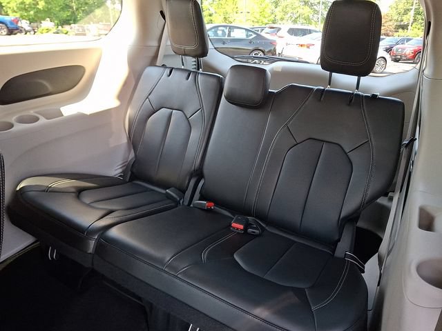 Used 2024 Chrysler Pacifica Touring-L FWD image 11