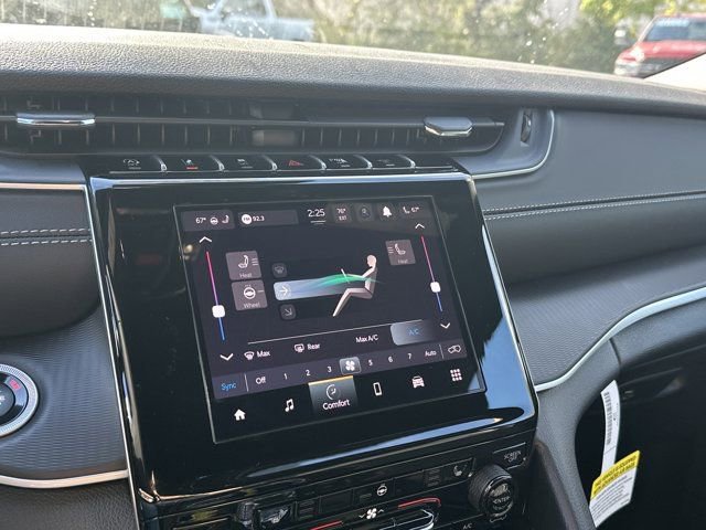 New 2025 Jeep Grand Cherokee Altitude image 25