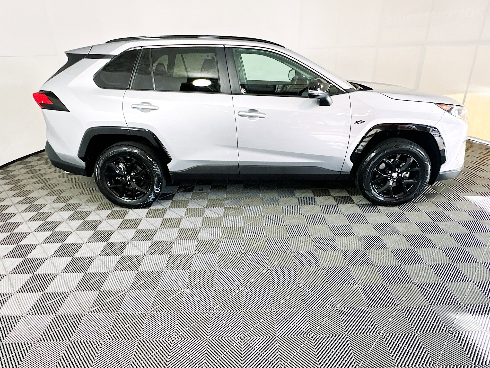 Used 2021 Toyota RAV4 XLE w/ Convenience Package FWD image 2