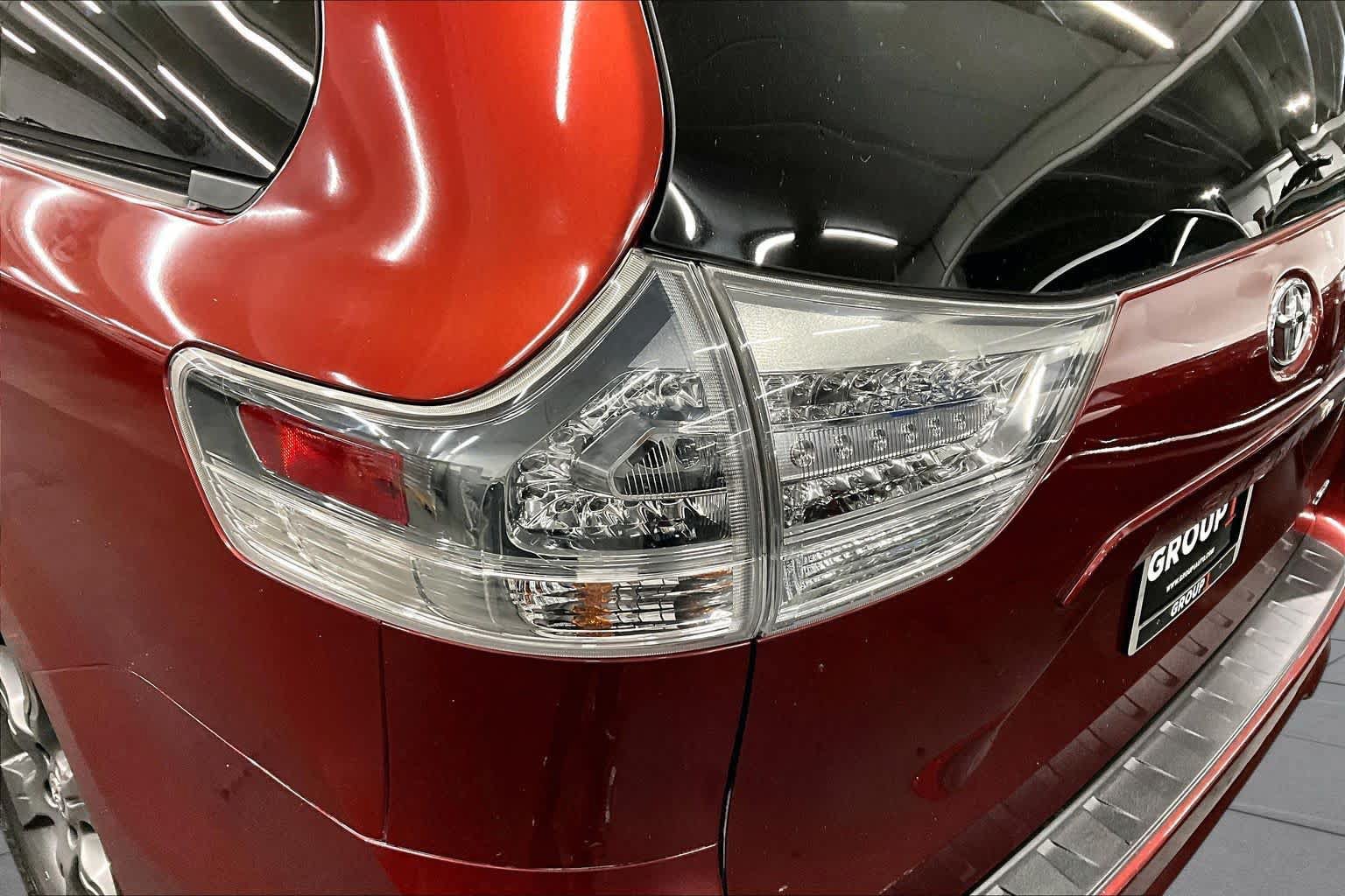 Used 2016 Toyota Sienna SE Premium FWD image 28
