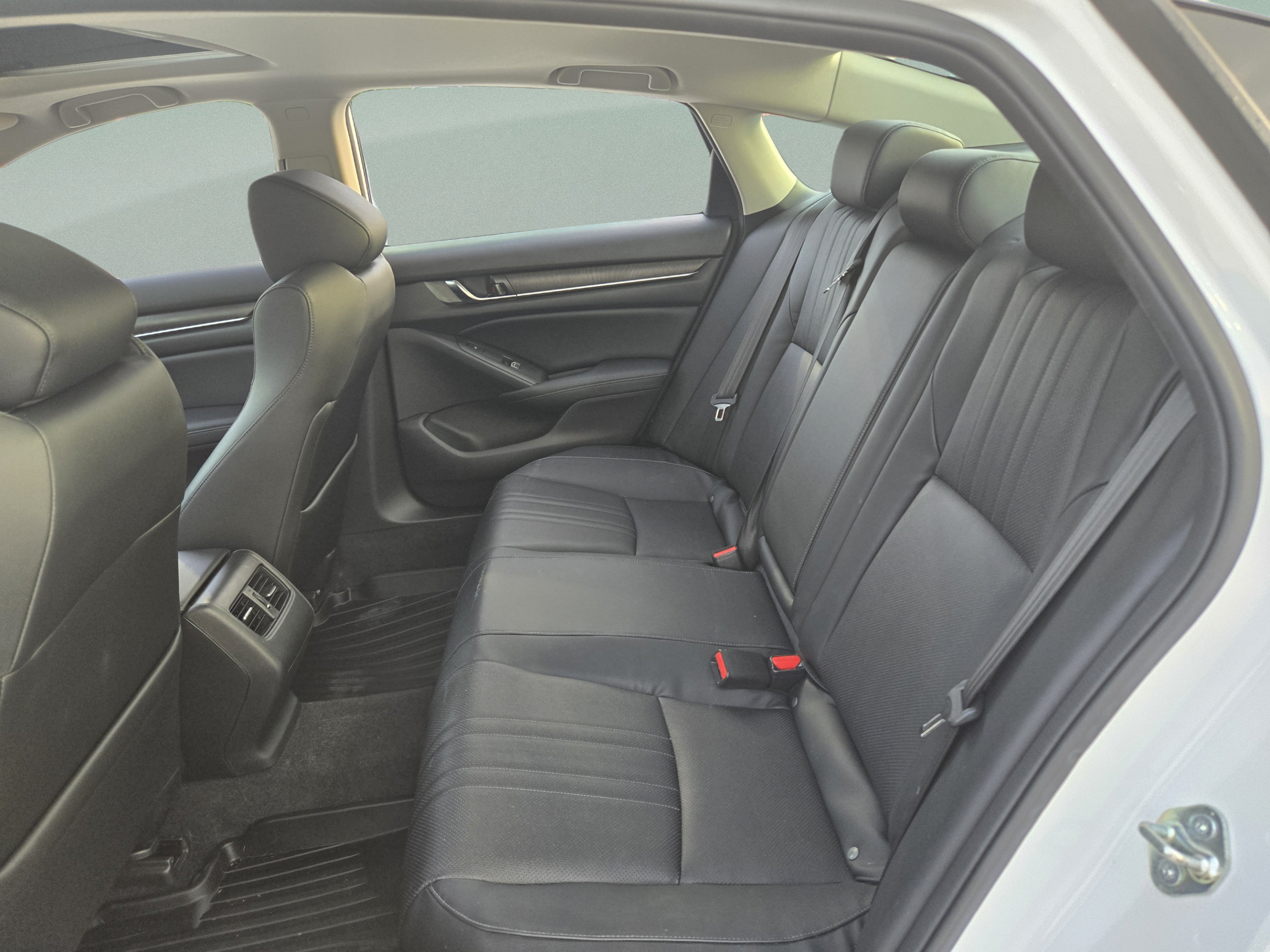 Used 2018 Honda Accord Touring image 19