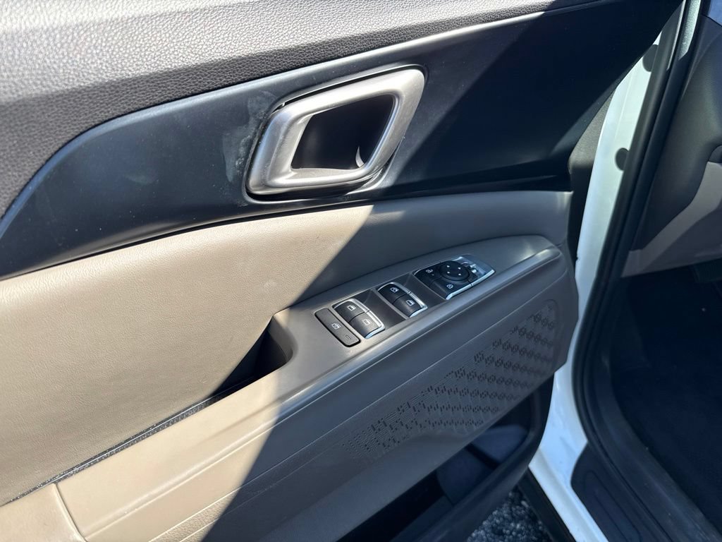 Used 2025 Kia Carnival FWD image 12
