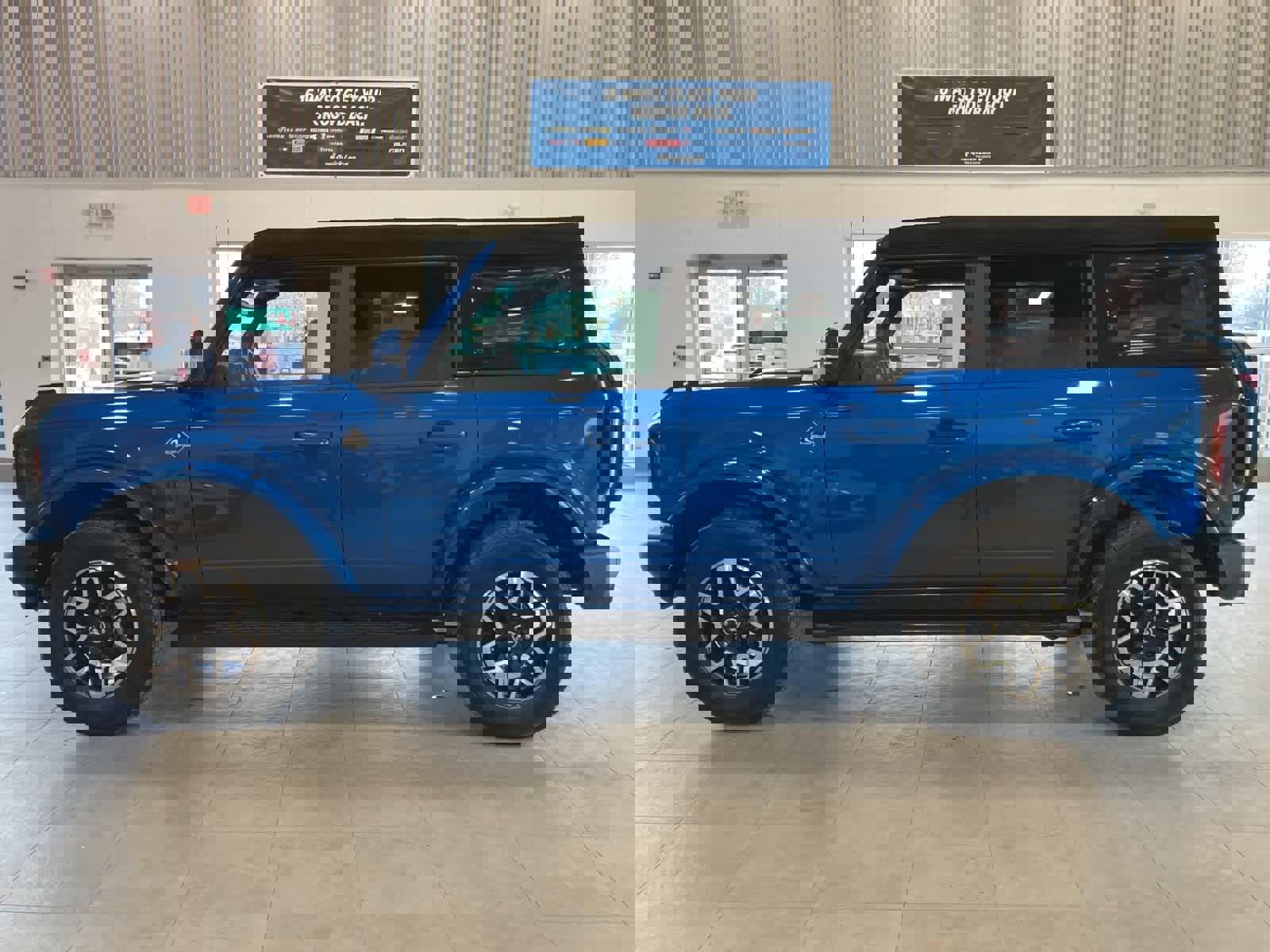 Used 2023 Ford Bronco Outer Banks image 8
