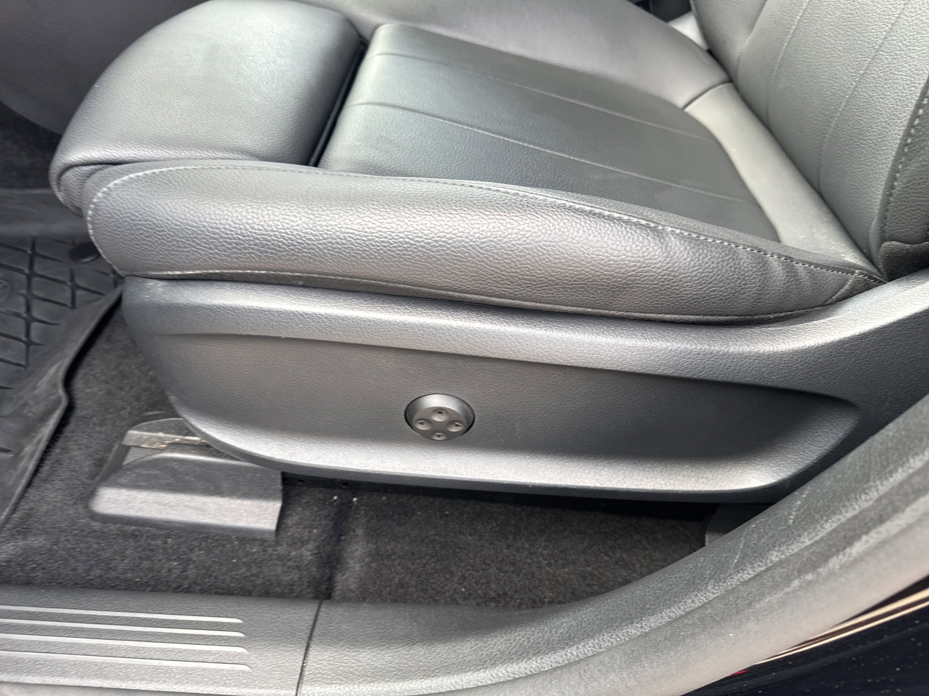 Used 2023 Mercedes-Benz EQB 350 4MATIC SUV w/ Exclusive Package image 18