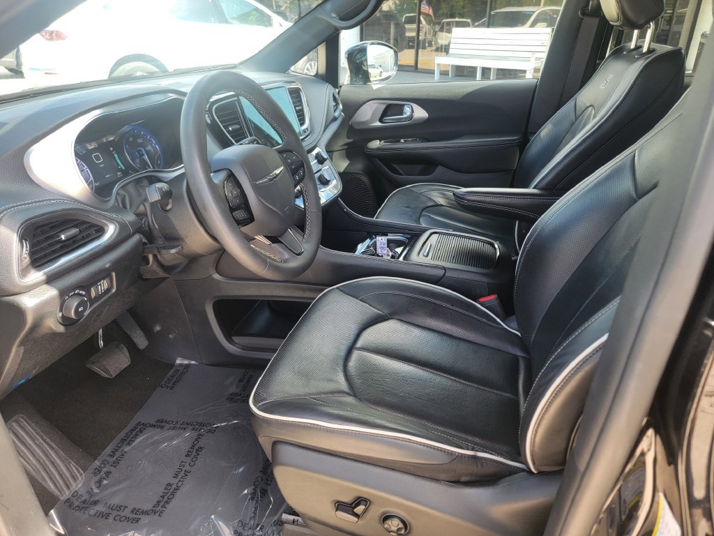 Used 2025 Chrysler Pacifica Limited FWD image 11