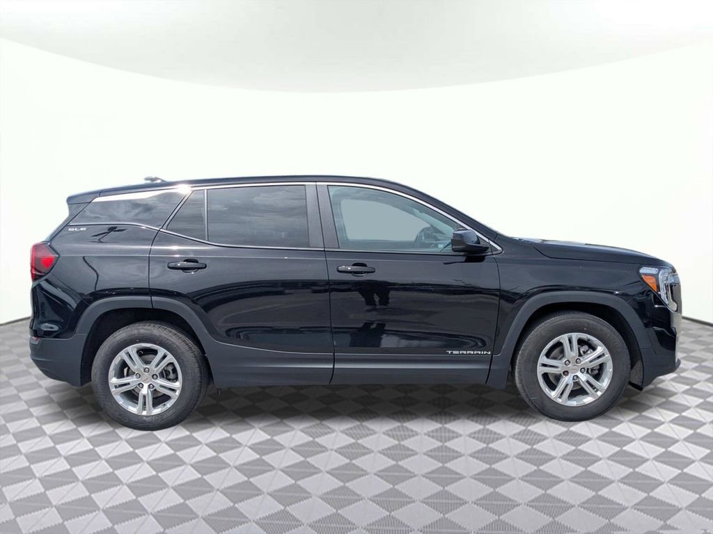 Used 2024 GMC Terrain SLE FWD image 2