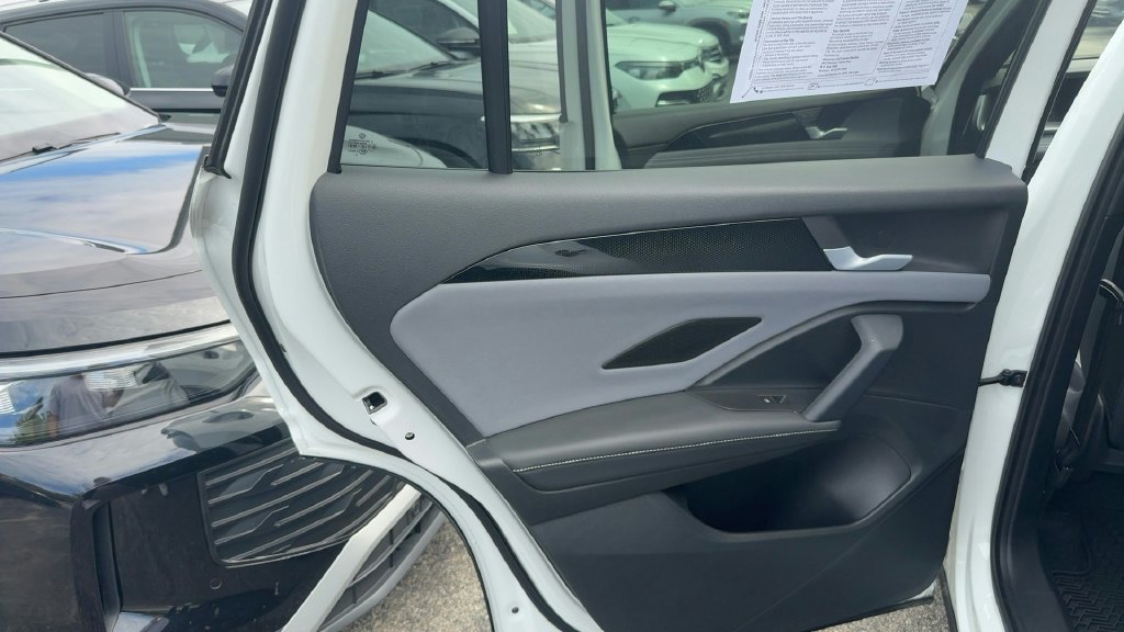 Certified 2026 Volkswagen Tiguan SE R-Line FWD image 17