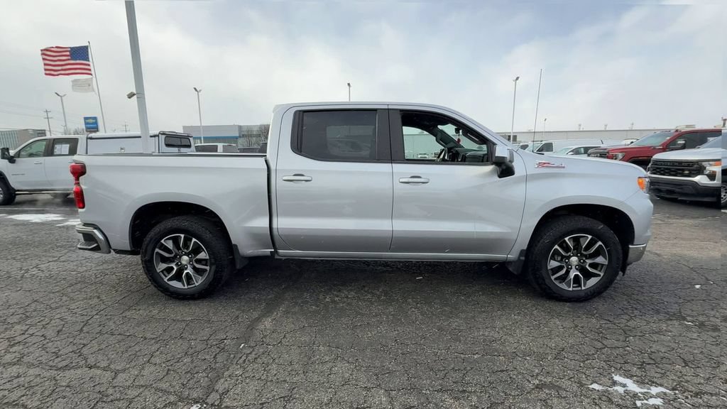 Used 2022 Chevrolet Silverado 1500 LT AWD/4WD image 9