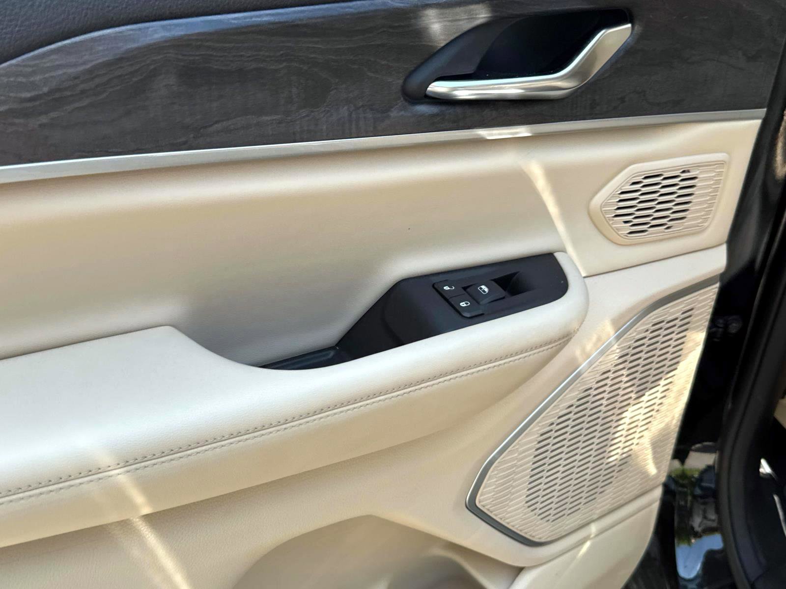 Used 2022 Jeep Grand Cherokee Limited w/ Luxury Tech Group II image 7