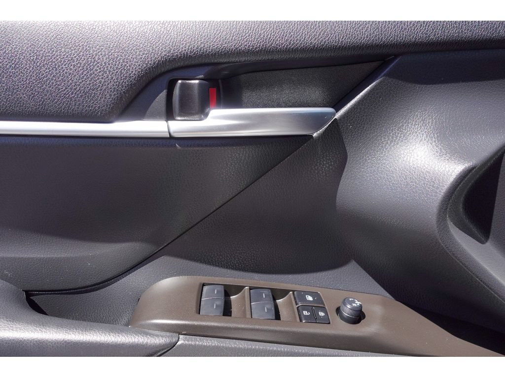 Used 2023 Toyota Camry SE FWD image 12