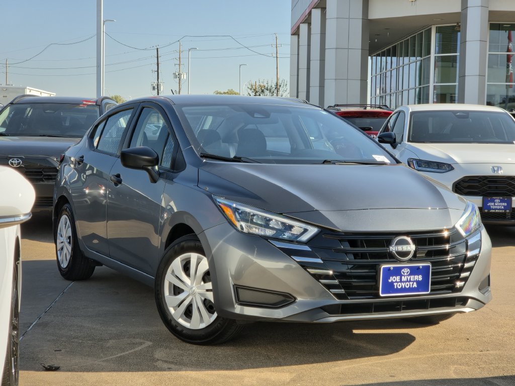 Used 2025 Nissan Versa S w/ Trunk Package FWD image 2